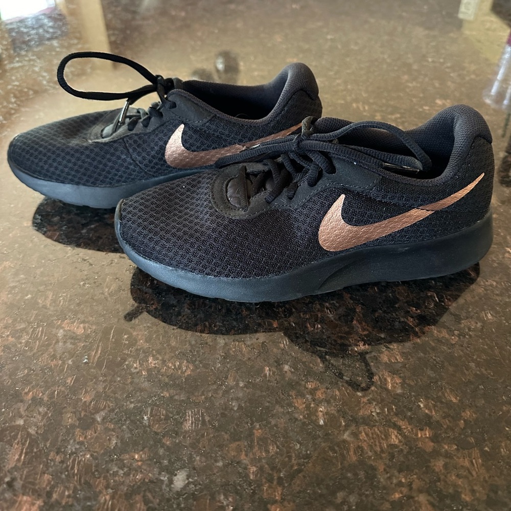 Nike Tanjun Black Rose Gold